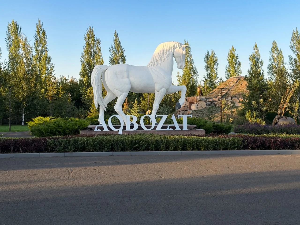 Скульптура коня у въезда в комплекс AQBOZAT